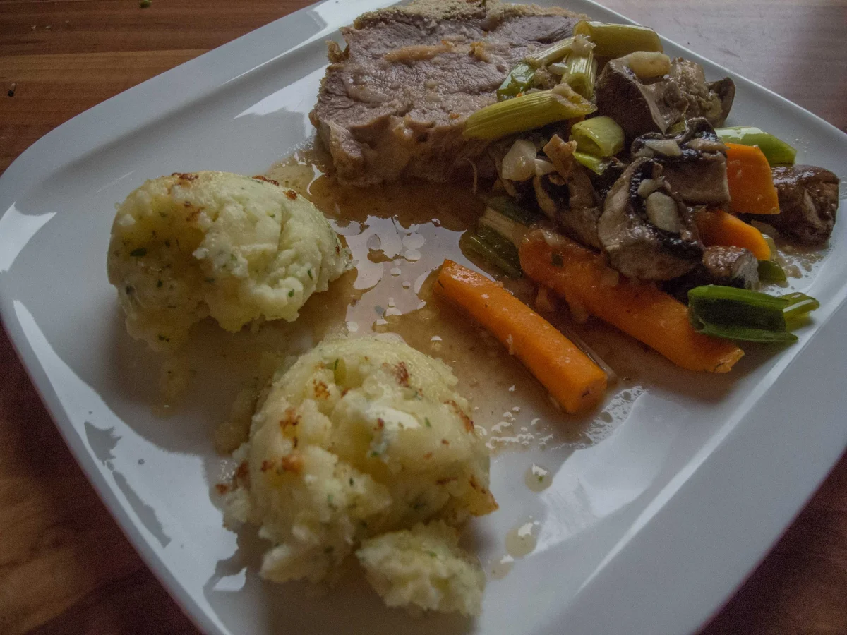 würziger Schweinenacken mit Senfdecke mit Gemüse und Gestubberten - Rezept - Bild Nr. 1378