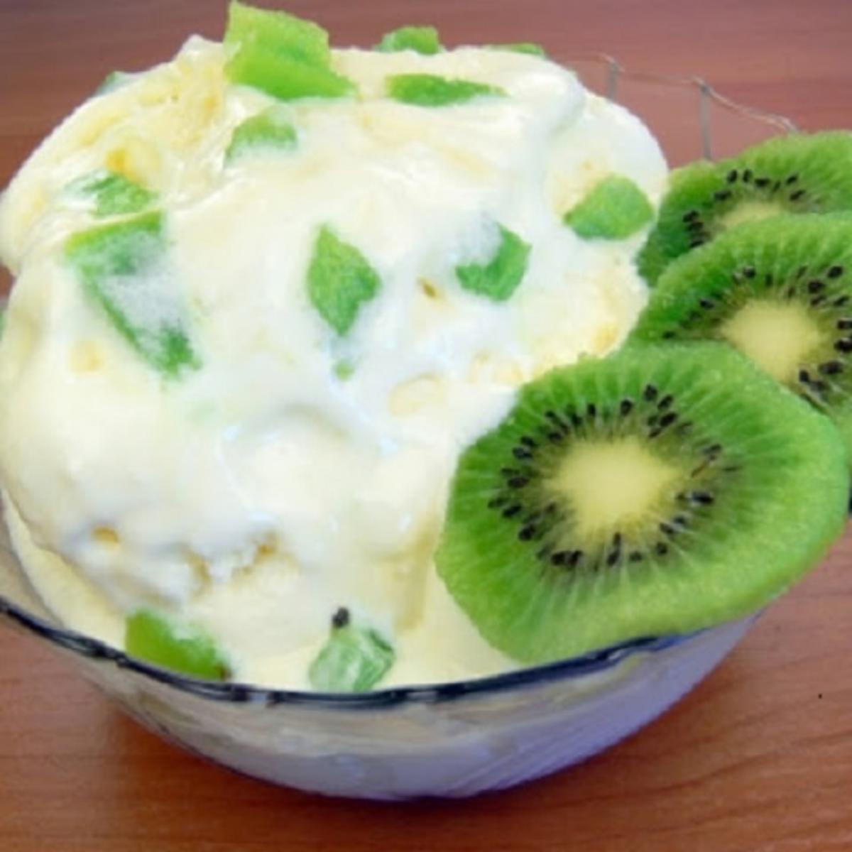 Litschi-Kiwi-Kompott in, auf, an Ananas-Parfait - Rezept - kochbar.de