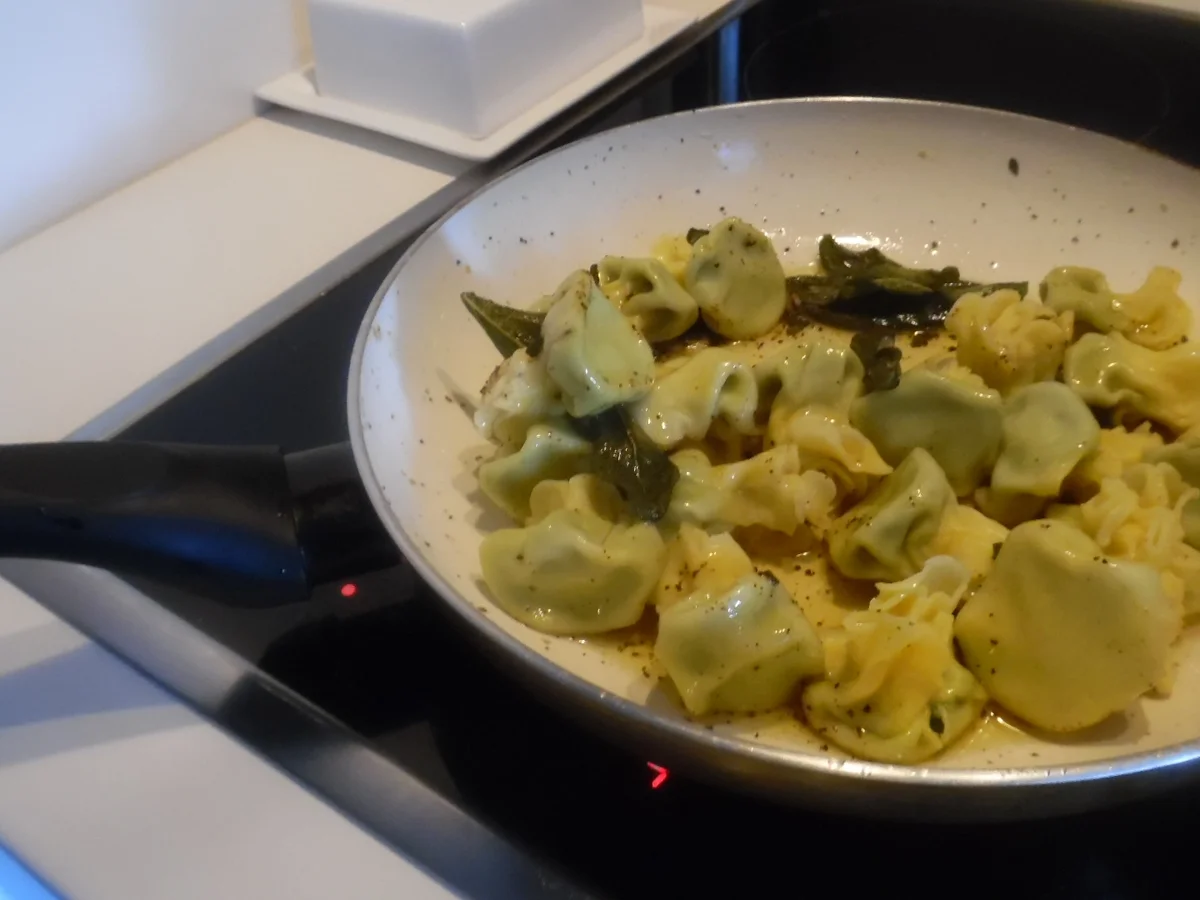 Rezept: "Pasta-Bonbons" mit Spinat-Ricotta-Füllung in Salbei-Butter Bild Nr. 1312 "Pasta-Bonbons" mit Spinat-Ricotta-Füllung in Salbei-Butter - Rezept - Bild Nr. 1312