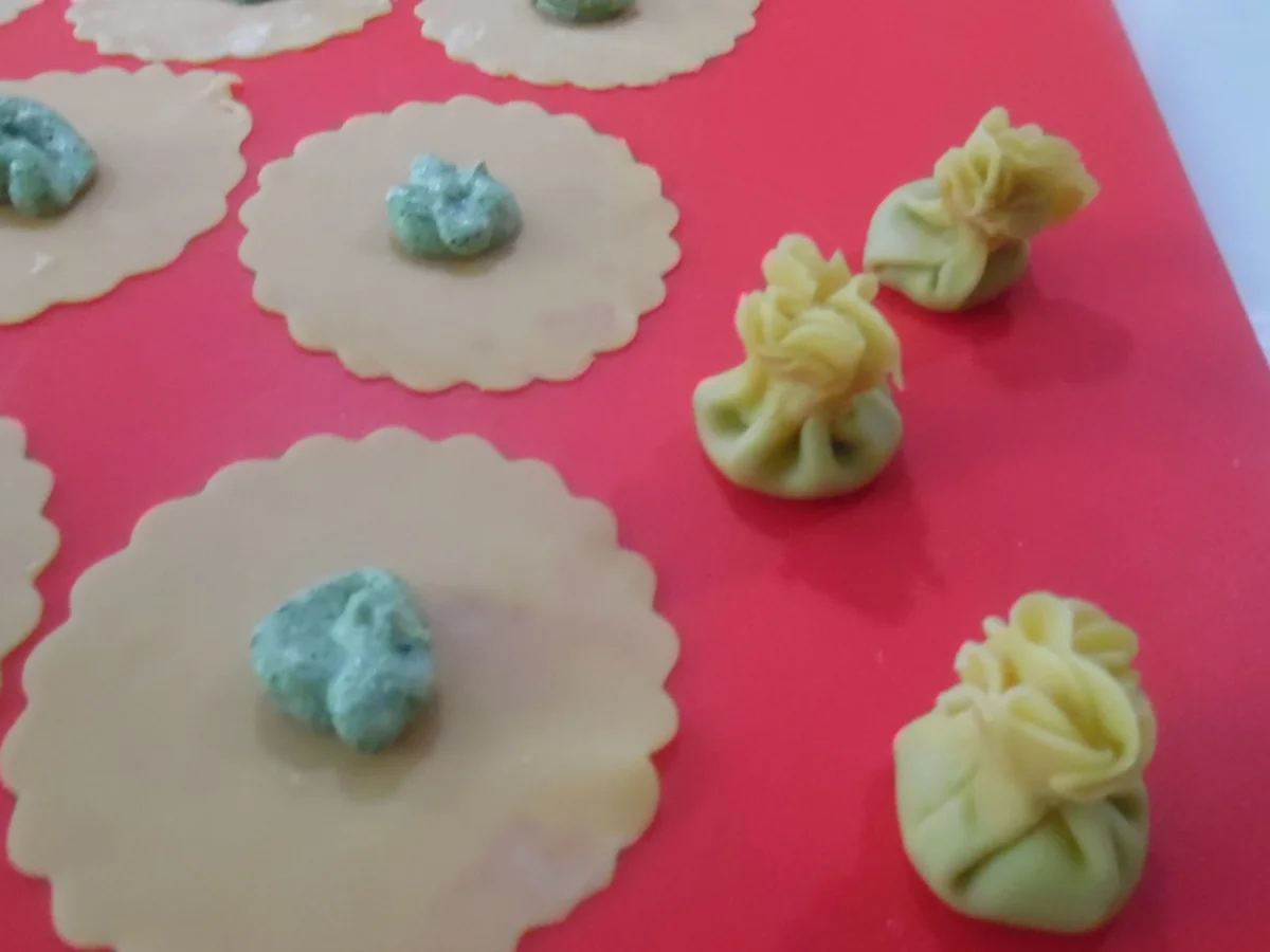 Rezept: "Pasta-Bonbons" mit Spinat-Ricotta-Füllung in Salbei-Butter Bild Nr. 1313 "Pasta-Bonbons" mit Spinat-Ricotta-Füllung in Salbei-Butter - Rezept - Bild Nr. 1313