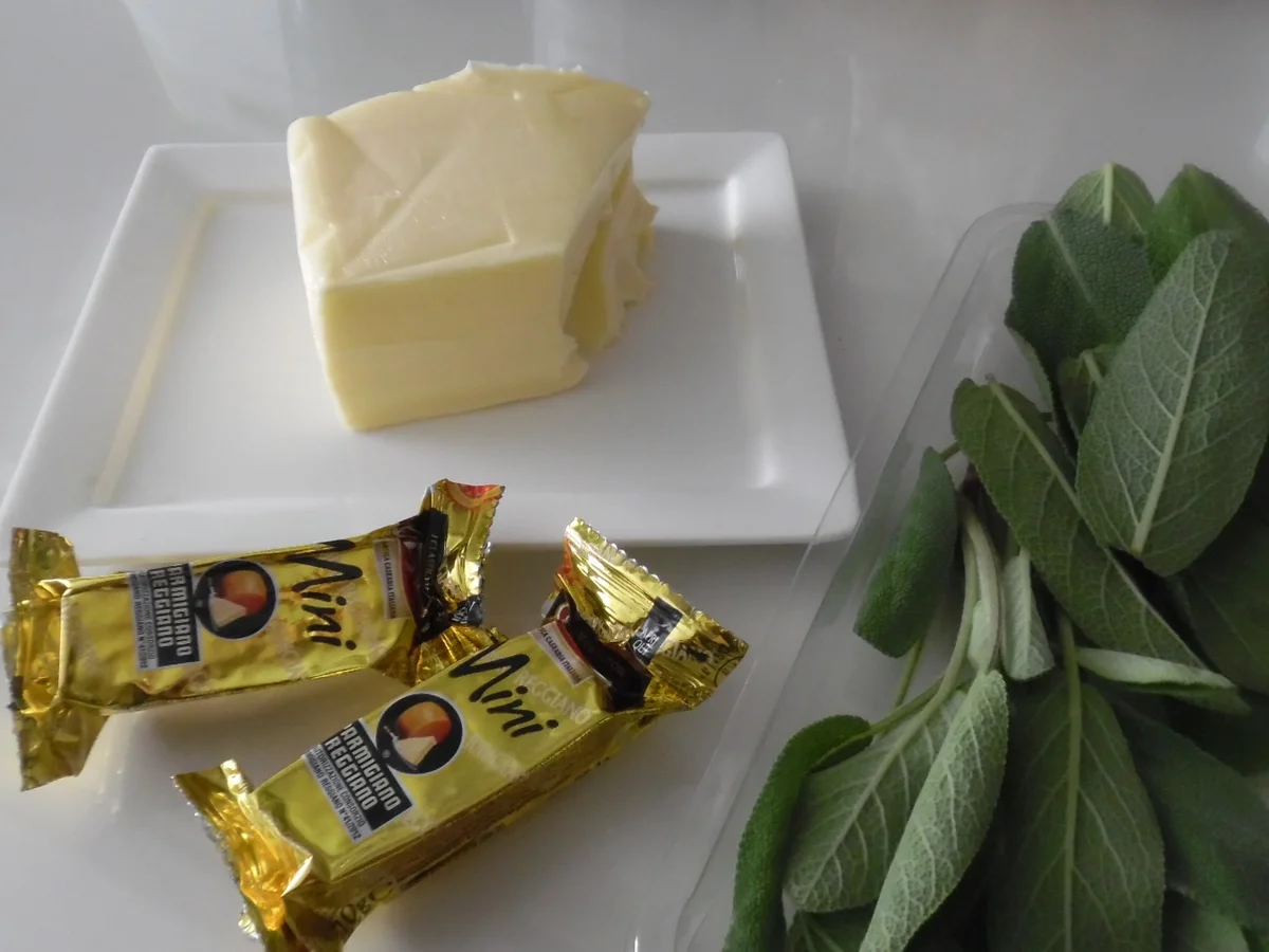 Rezept: "Pasta-Bonbons" mit Spinat-Ricotta-Füllung in Salbei-Butter Bild Nr. 1318 "Pasta-Bonbons" mit Spinat-Ricotta-Füllung in Salbei-Butter - Rezept - Bild Nr. 1318