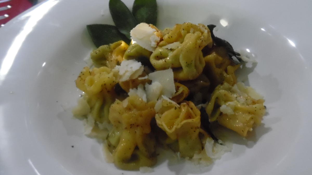 "Pasta-Bonbons" mit Spinat-Ricotta-Füllung in Salbei-Butter - Rezept - Bild Nr. 1319