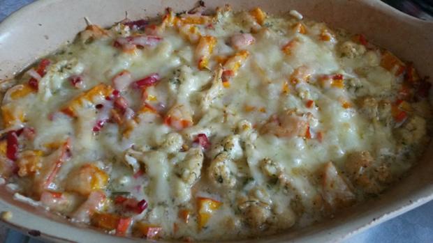 Kürbis-Gemüse-Auflauf mit sahnigem Käse-Topping und Kräutern