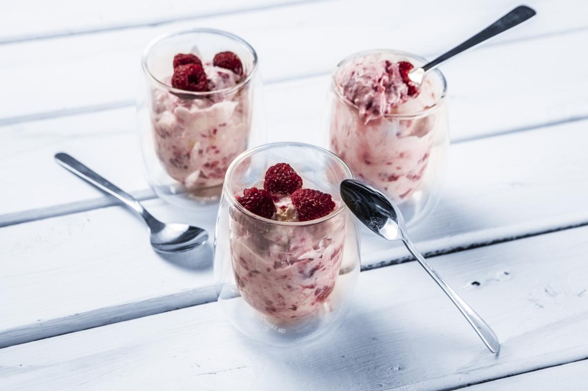 Bilder für Beerenwolke Ein schnelles, leichtes Dessert mit gefrorenen Beeren. - Rezept