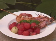 Scharfer Wassermelonensalat mit gegrilltem Scampispieß und Minzjoghurt - Rezept - Bild Nr. 1429
