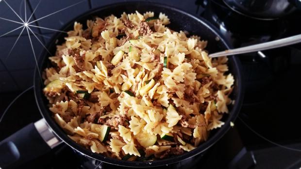 Türkische Nudel Hackfleisch Pfanne mit Joghurtsauce - Rezept - kochbar.de