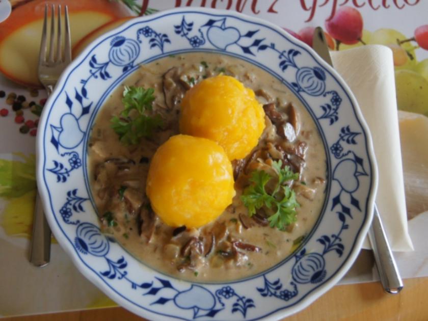 Kürbis-Kartoffel-Knödel mit Steinpilzragout - Rezept - kochbar.de