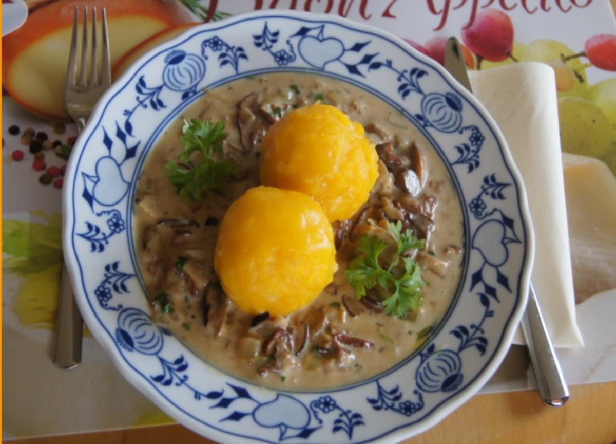 Bilder für Kürbis-Kartoffel-Knödel mit Steinpilzragout - Rezept