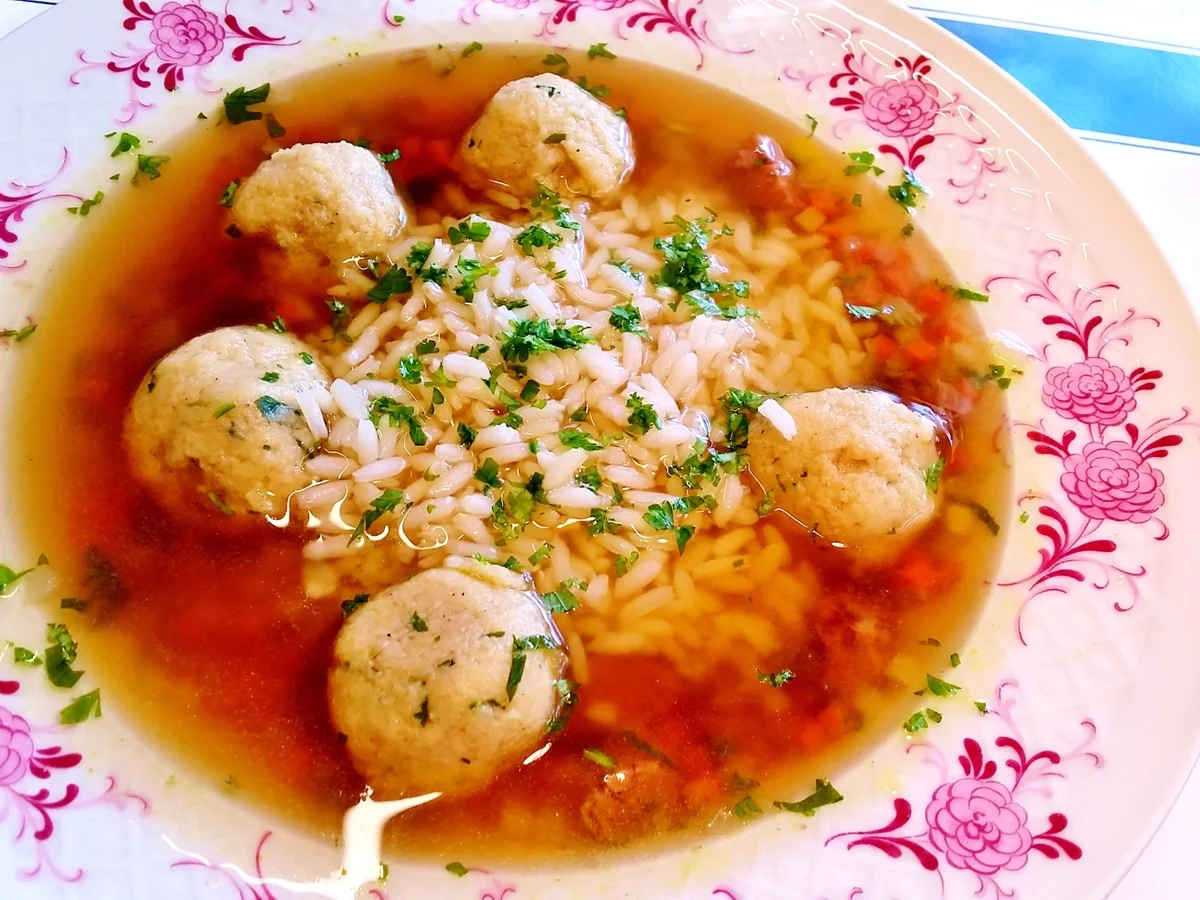 Rezept: Klare Ochsenschwanzsuppe mit Markklößchen** und Reis Bild Nr. 1418 Klare Ochsenschwanzsuppe mit Markklößchen** und Reis - Rezept - Bild Nr. 1418