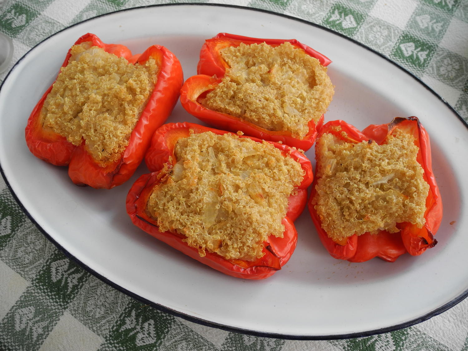 Rote Paprika mit Quinoa-Zwiebel-Füllung - Rezept - kochbar.de