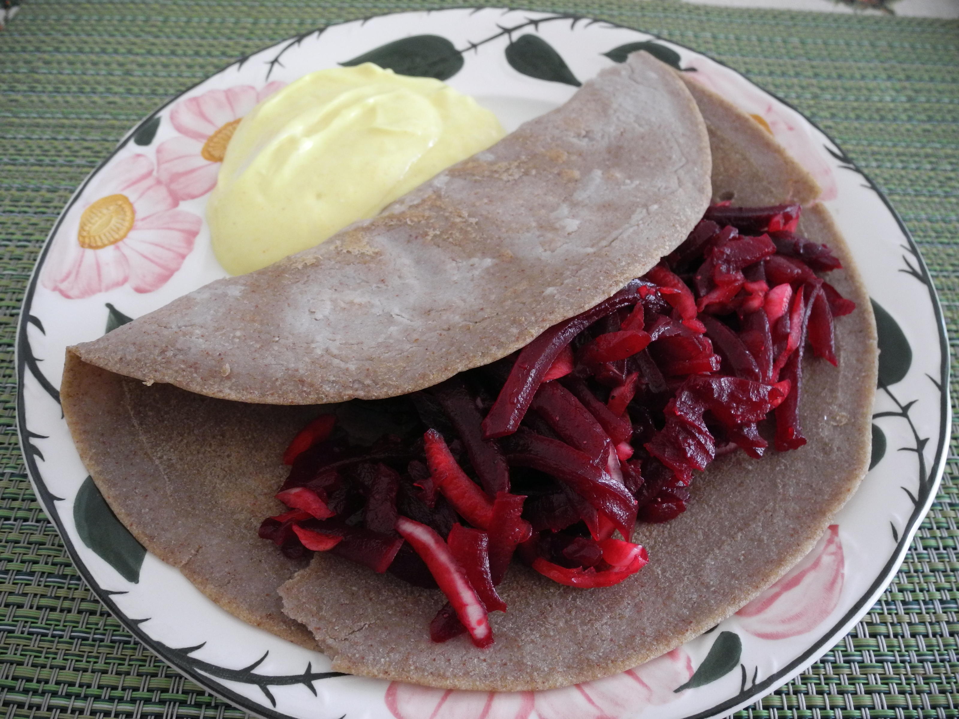 Bilder für Buchweizen-Fladen mit Roter Bete-Füllung und Quark-Dip - Rezept