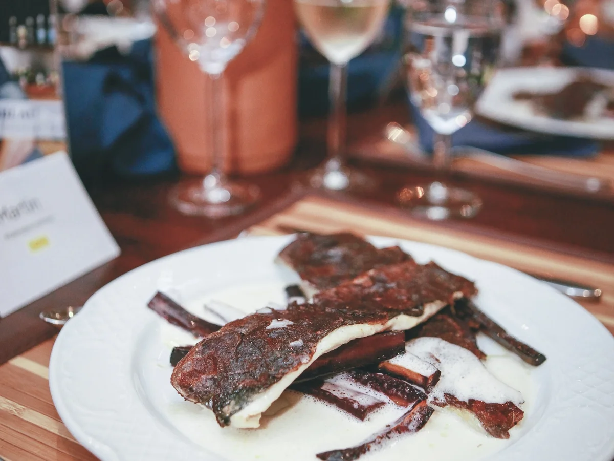 Forellenfilet mit blauen Kartoffeln, Urkarotten und Weißweinbutter - Rezept - Bild Nr. 1429