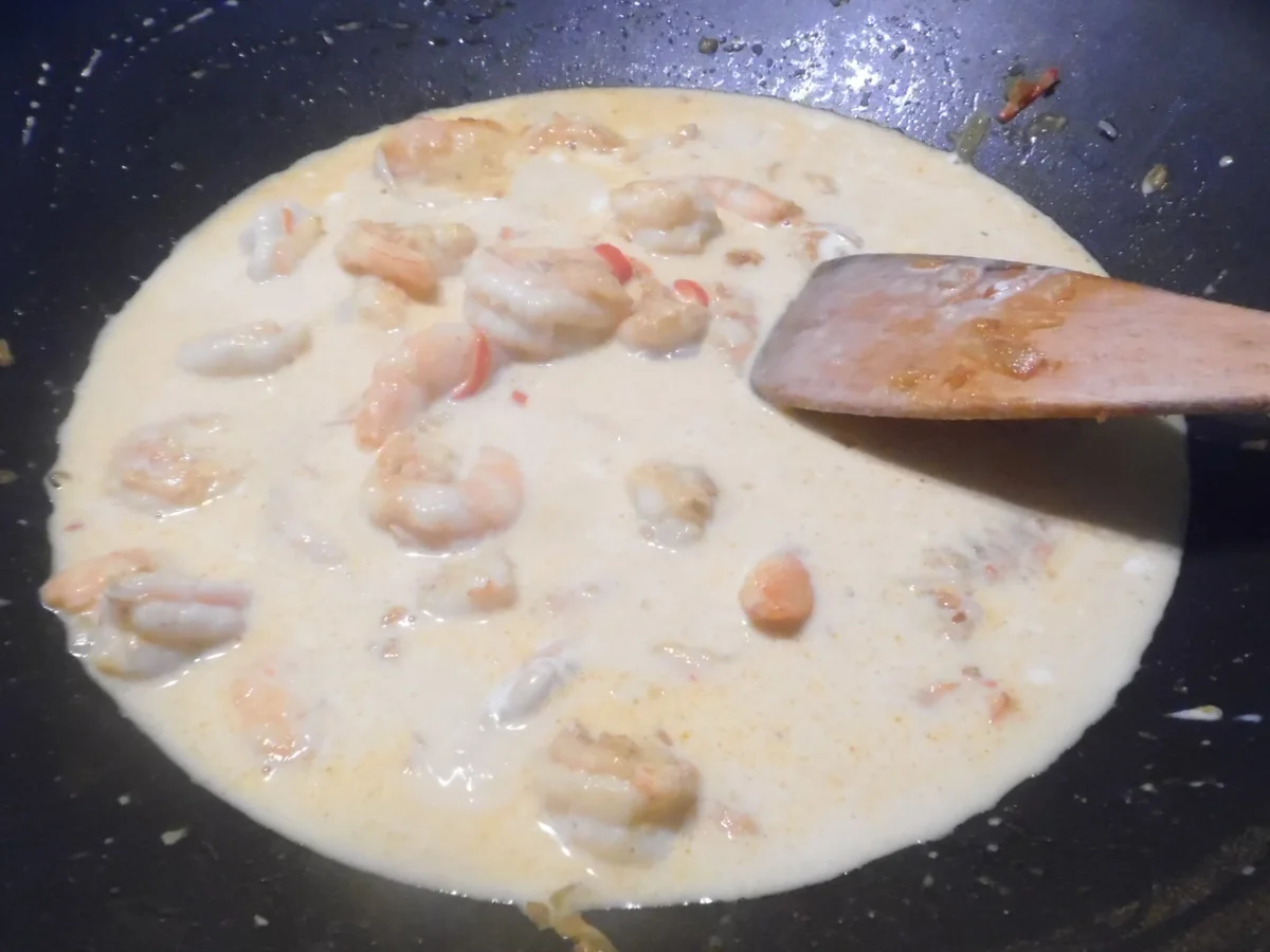 Garnelen in scharfer Kokos-Mango-Soße im Reisring - Rezept - Bild Nr. 1433