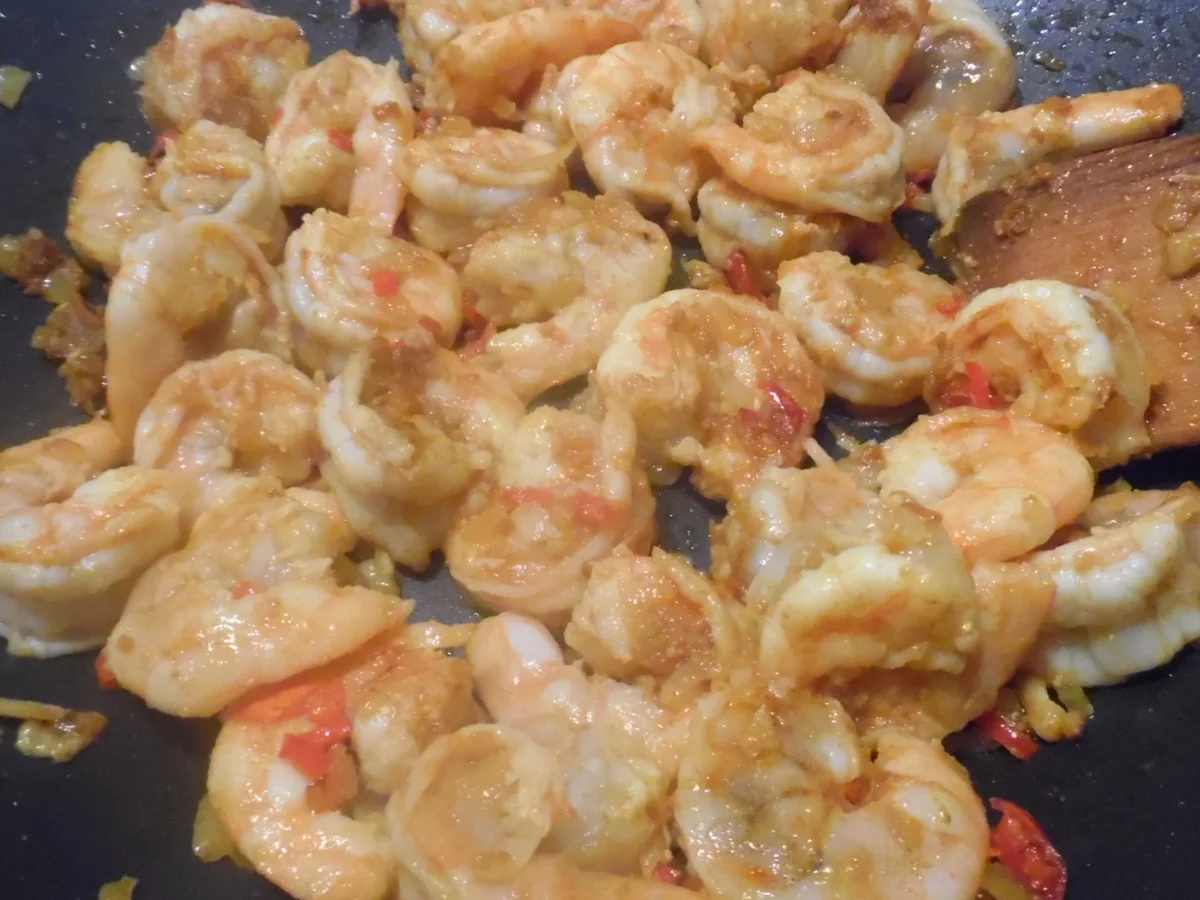 Garnelen in scharfer Kokos-Mango-Soße im Reisring - Rezept - Bild Nr. 1434