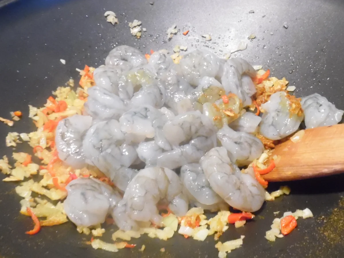 Garnelen in scharfer Kokos-Mango-Soße im Reisring - Rezept - Bild Nr. 1435