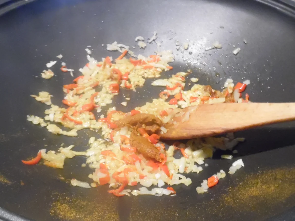 Garnelen in scharfer Kokos-Mango-Soße im Reisring - Rezept - Bild Nr. 1436