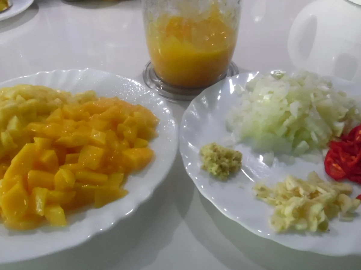 Garnelen in scharfer Kokos-Mango-Soße im Reisring - Rezept - Bild Nr. 1437