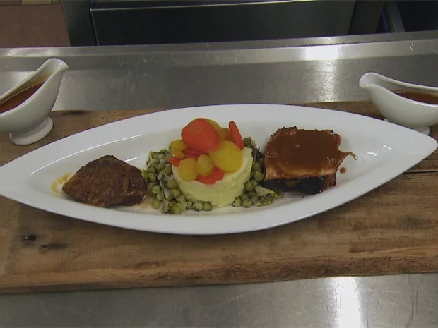 Rezept: Geschmorte Schweinebäckchen mit Trollingersauce und glasierten Möhren (Uwe und Iris) Bild Nr. 1473 Geschmorte Schweinebäckchen mit Trollingersauce und glasierten Möhren (Uwe und Iris) - Rezept - Bild Nr. 1473