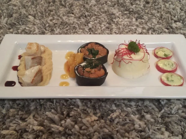 Rezept: Gebeizter Bachsaibling, Meerrettich-Panna-Cotta, Steinbuttwürfel mit Selleriepüree Bild Nr. 1486 Gebeizter Bachsaibling, Meerrettich-Panna-Cotta, Steinbuttwürfel mit Selleriepüree - Rezept - Bild Nr. 1486