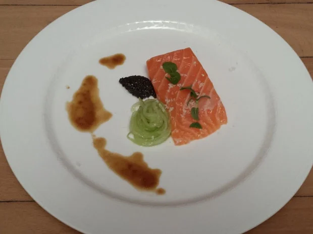 Lachs mit Gurkenspaghetti, Basilikumkaviar und Lakritzsoße - Rezept - Bild Nr. 1474