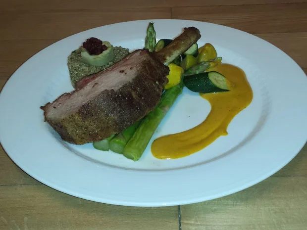 Ibericorücken mit Quinoa, Artischockenböden, Gemüse und Safran-Chorizosoße - Rezept - Bild Nr. 1538