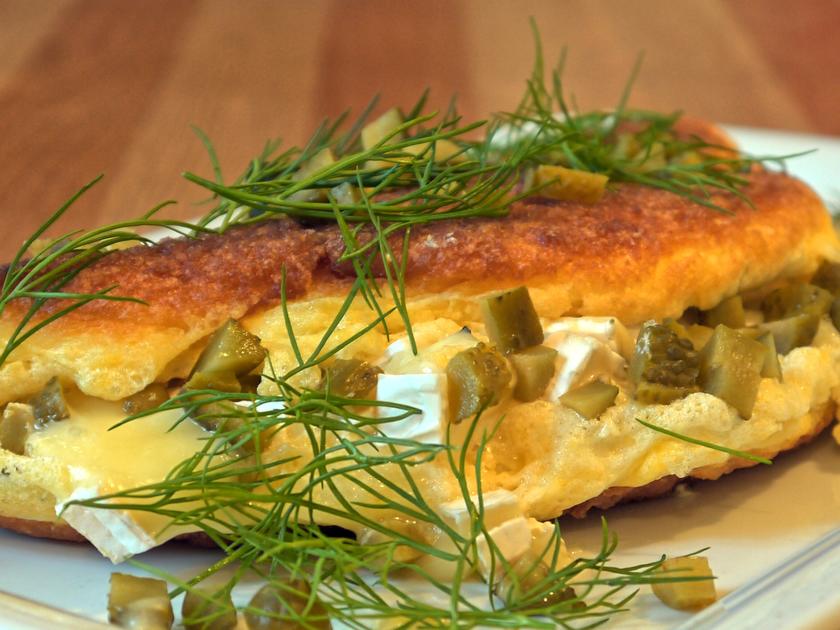 Schaumomelett mit Camembert und Gurken - Rezept - kochbar.de