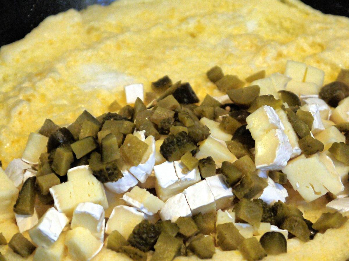Schaumomelett mit Camembert und Gurken - schnell &amp; einfach - 674 kcal/100g
