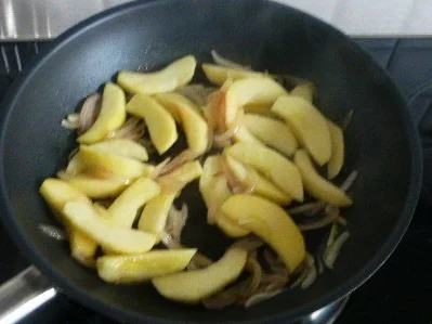 Rezept: Lauwarmer Semmelknödelsalat mit Kalbsleber und Apfelschalotten Bild Nr. 1485 Lauwarmer Semmelknödelsalat mit Kalbsleber und Apfelschalotten - Rezept - Bild Nr. 1485