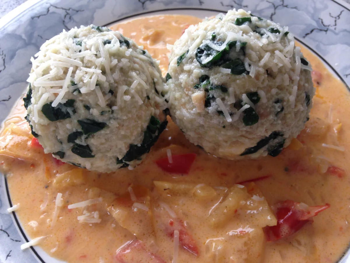 Spinatknödel mit Paprikasauce - Rezept - Bild Nr. 1500