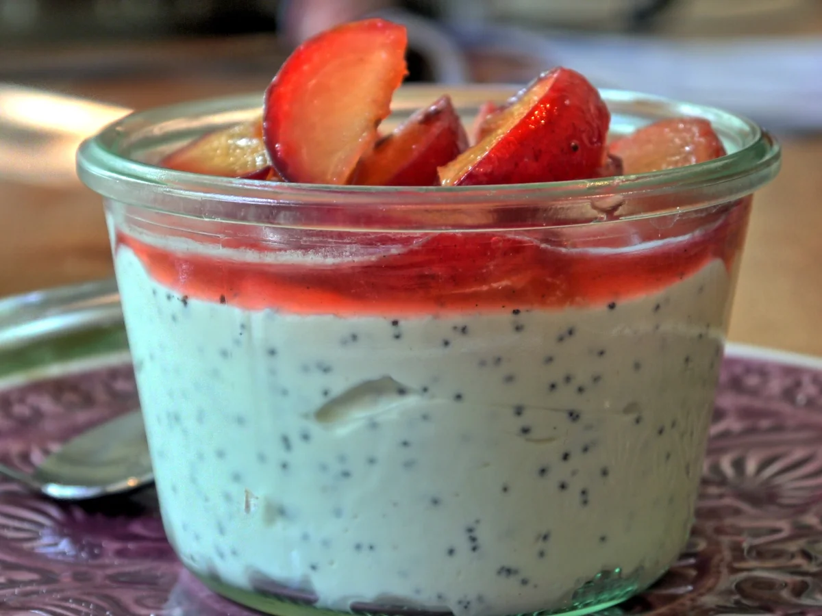 Quark-Mohn-Creme mit beschwipsten Pflaumen - Rezept - Bild Nr. 1515