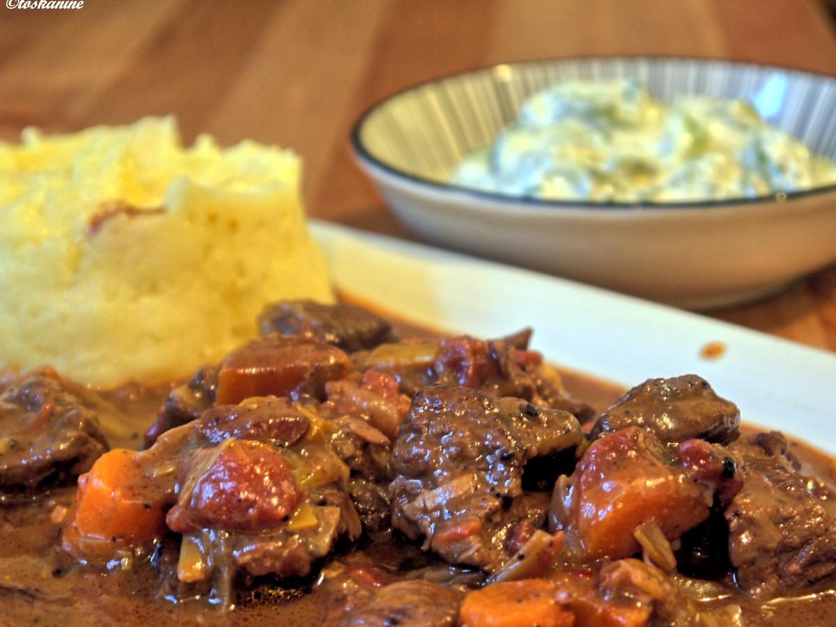 Rindergulasch in Tomaten-Sahnesosse - Rezept - kochbar.de