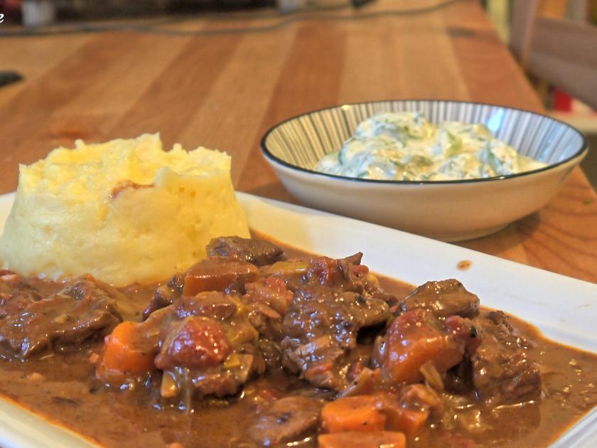 Rindergulasch in Tomaten-Sahnesosse - Rezept - kochbar.de