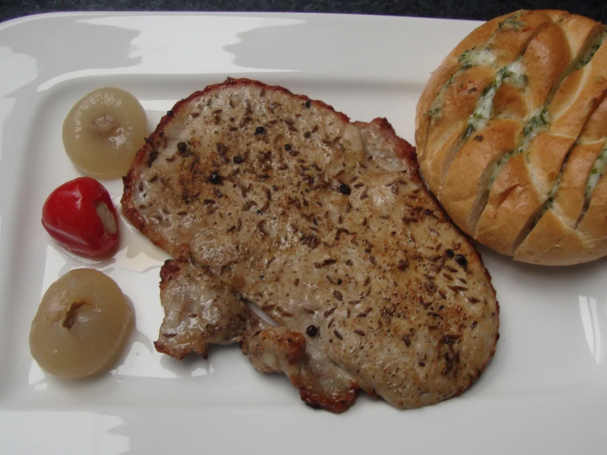 SCHWEINSKOTLETT MIT KNUSPRIGER KRÄUTER KÄSE SEMMEL - Rezept - Bild Nr. 1525