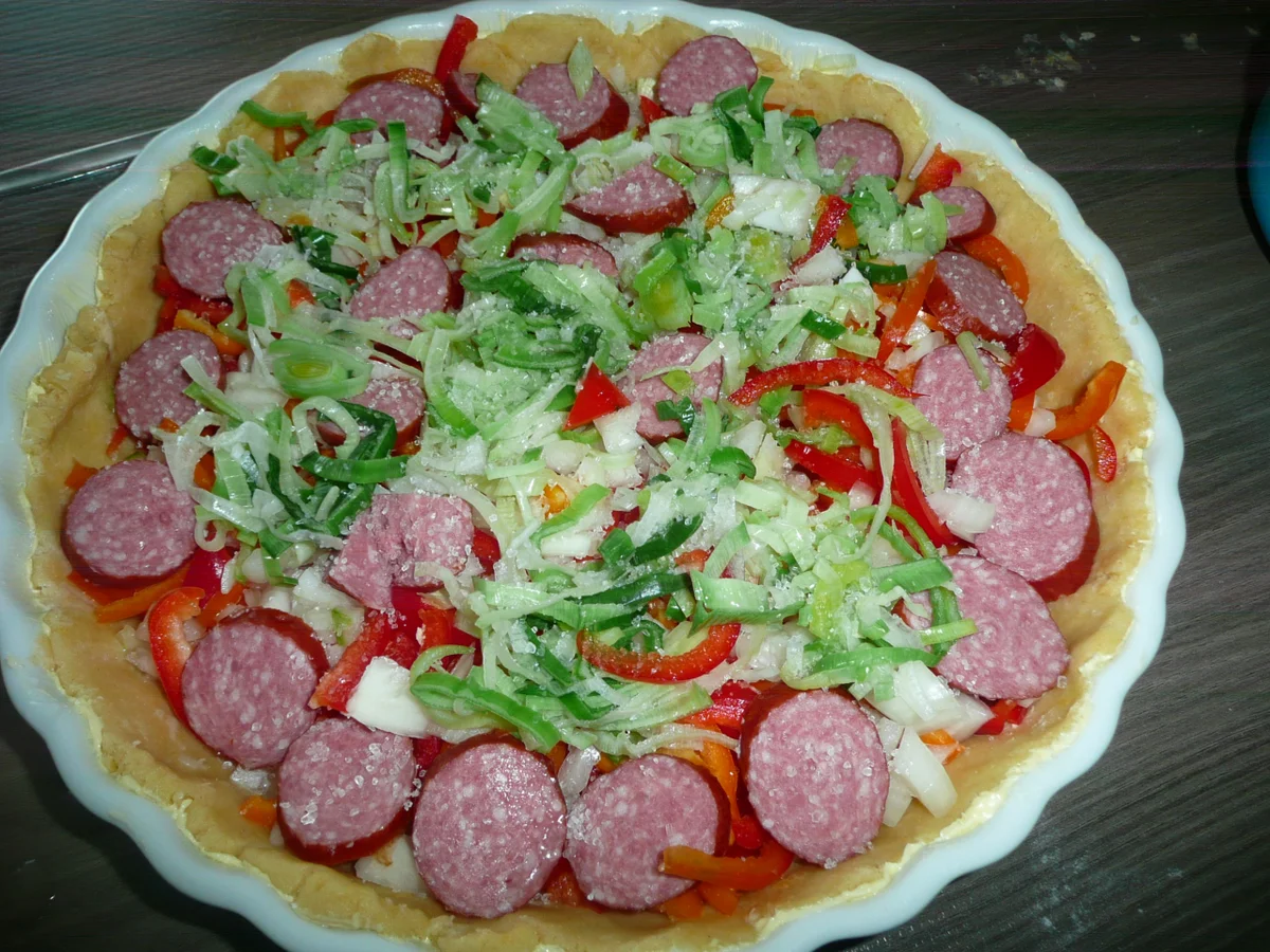 Paprika, Lauch + Kabanossi auf einer Quiche. - Rezept - Bild Nr. 1545