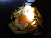 Eiernest Scheiterhaufen - Pommes Frites mit Spiegelei - Rezept - Bild Nr. 1550