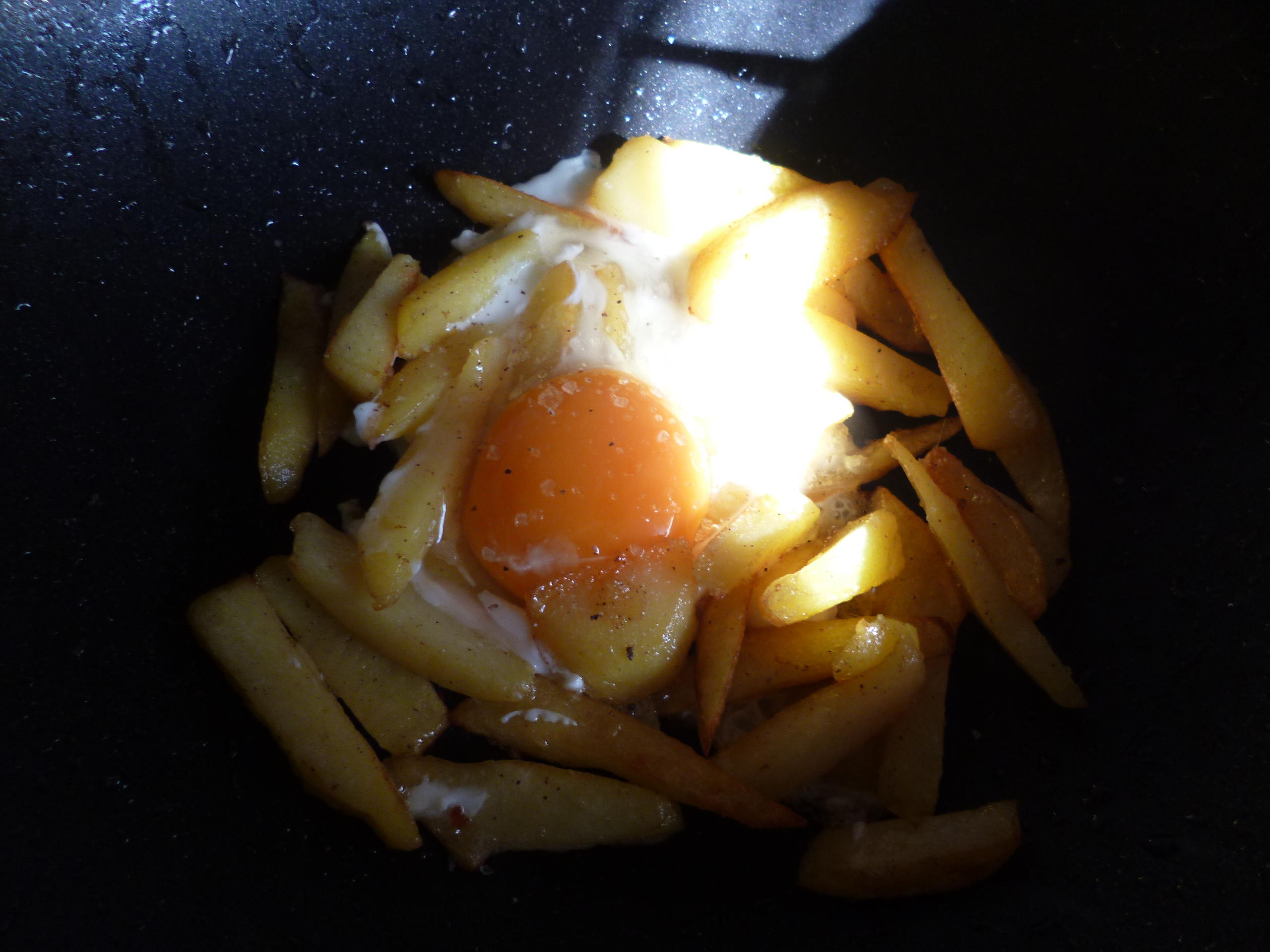 Bilder für Eiernest Scheiterhaufen - Pommes Frites mit Spiegelei - Rezept