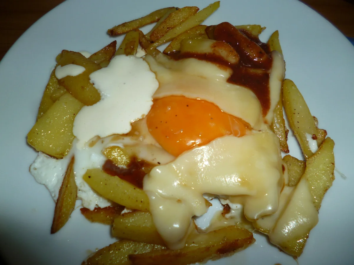 Eiernest Scheiterhaufen - Pommes Frites mit Spiegelei - Rezept - Bild Nr. 1551