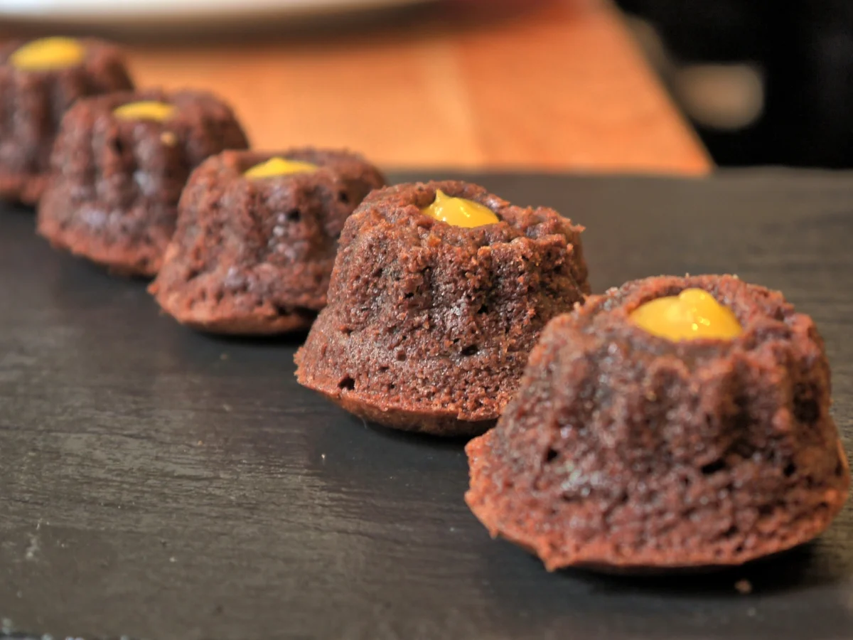 Rezept: Schokoladen-Tonka-Guglhüpfer mit Zitrone Bild Nr. 1625 Schokoladen-Tonka-Guglhüpfer mit Zitrone - Rezept - Bild Nr. 1625