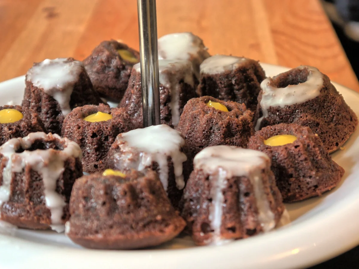 Rezept: Schokoladen-Tonka-Guglhüpfer mit Zitrone Bild Nr. 1626 Schokoladen-Tonka-Guglhüpfer mit Zitrone - Rezept - Bild Nr. 1626