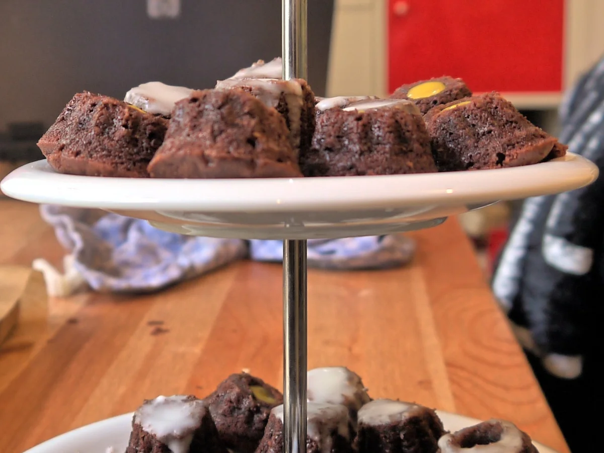 Rezept: Schokoladen-Tonka-Guglhüpfer mit Zitrone Bild Nr. 1627 Schokoladen-Tonka-Guglhüpfer mit Zitrone - Rezept - Bild Nr. 1627