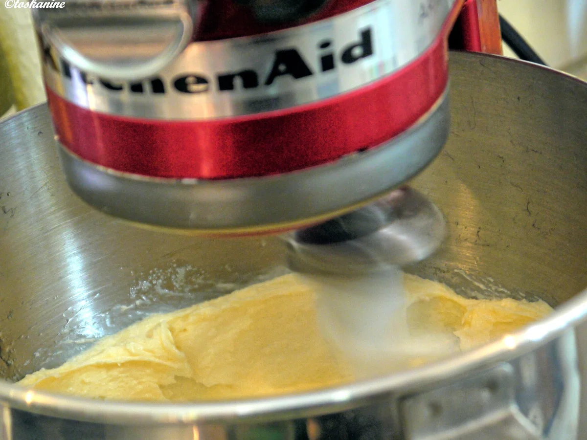 Rezept: Schokoladen-Tonka-Guglhüpfer mit Zitrone Bild Nr. 1630 Schokoladen-Tonka-Guglhüpfer mit Zitrone - Rezept - Bild Nr. 1630