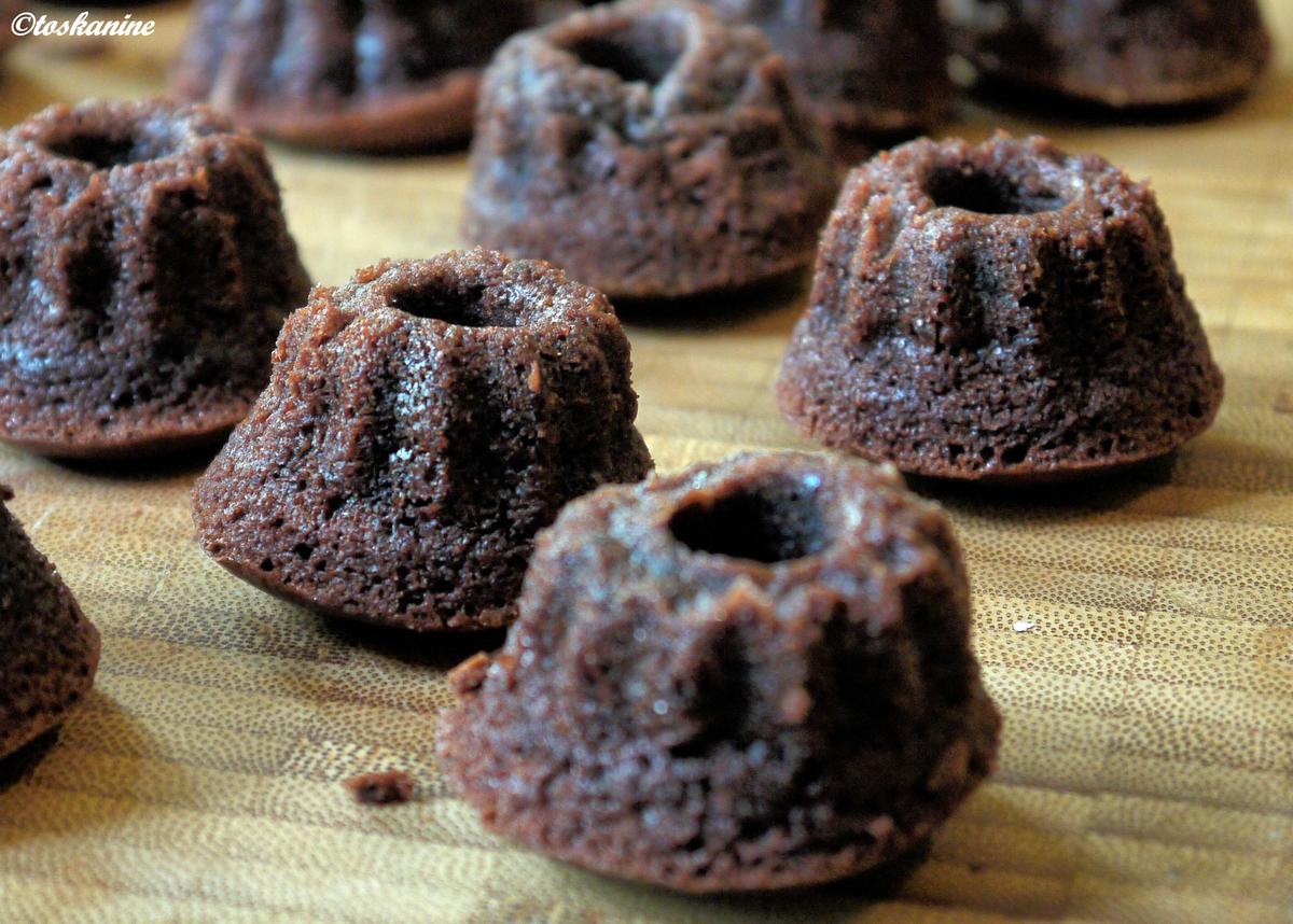 Schokoladen-Tonka-Guglhüpfer mit Zitrone - Rezept - Bild Nr. 1634