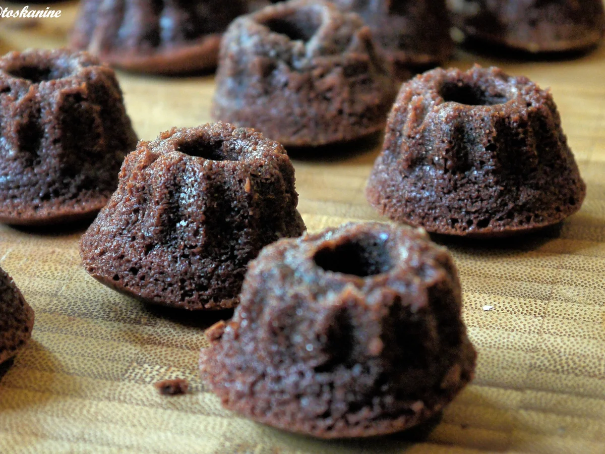 Rezept: Schokoladen-Tonka-Guglhüpfer mit Zitrone Bild Nr. 1634 Schokoladen-Tonka-Guglhüpfer mit Zitrone - Rezept - Bild Nr. 1634