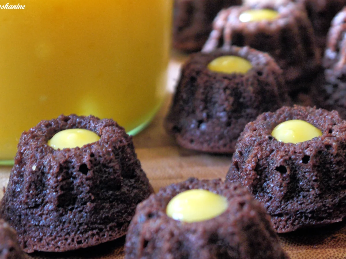 Rezept: Schokoladen-Tonka-Guglhüpfer mit Zitrone Bild Nr. 1635 Schokoladen-Tonka-Guglhüpfer mit Zitrone - Rezept - Bild Nr. 1635