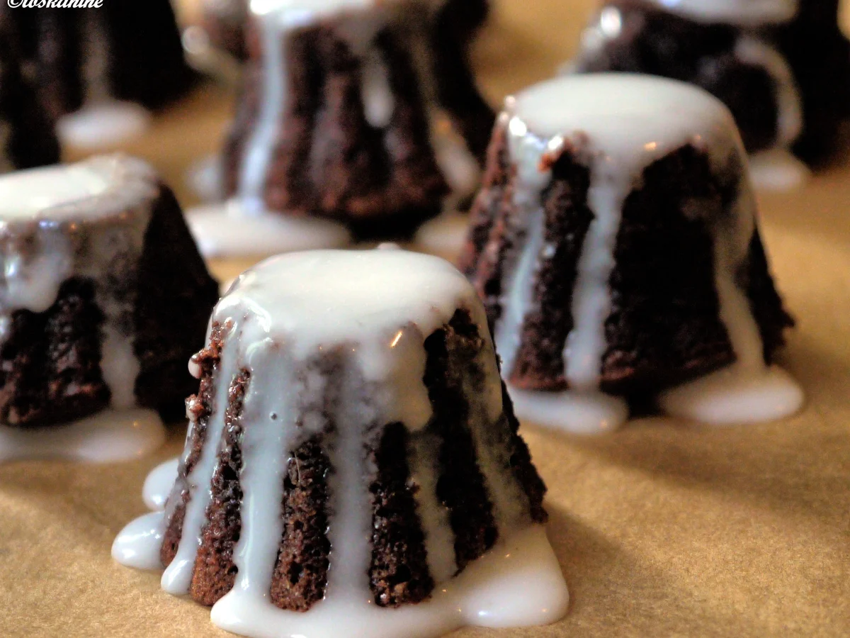 Rezept: Schokoladen-Tonka-Guglhüpfer mit Zitrone Bild Nr. 1636 Schokoladen-Tonka-Guglhüpfer mit Zitrone - Rezept - Bild Nr. 1636