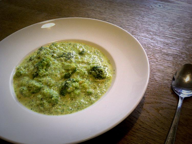 Brokkolisuppe mit Brokkoli tiefgefroren und Zwiebel - Rezept mit Bild ...