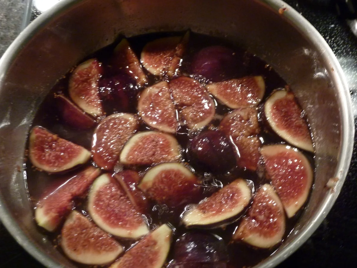 Rezept: Rotweinglace mit Feigenkompott Bild Nr. 1655 Rotweinglace mit Feigenkompott - Rezept - Bild Nr. 1655