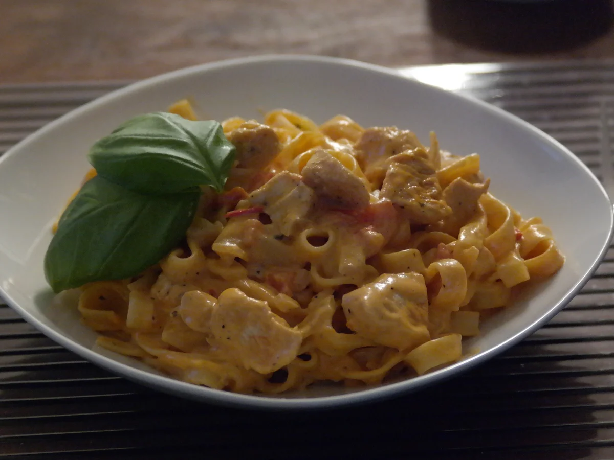 Tagliatelle con Pollo e Tomato - Rezept - Bild Nr. 1655