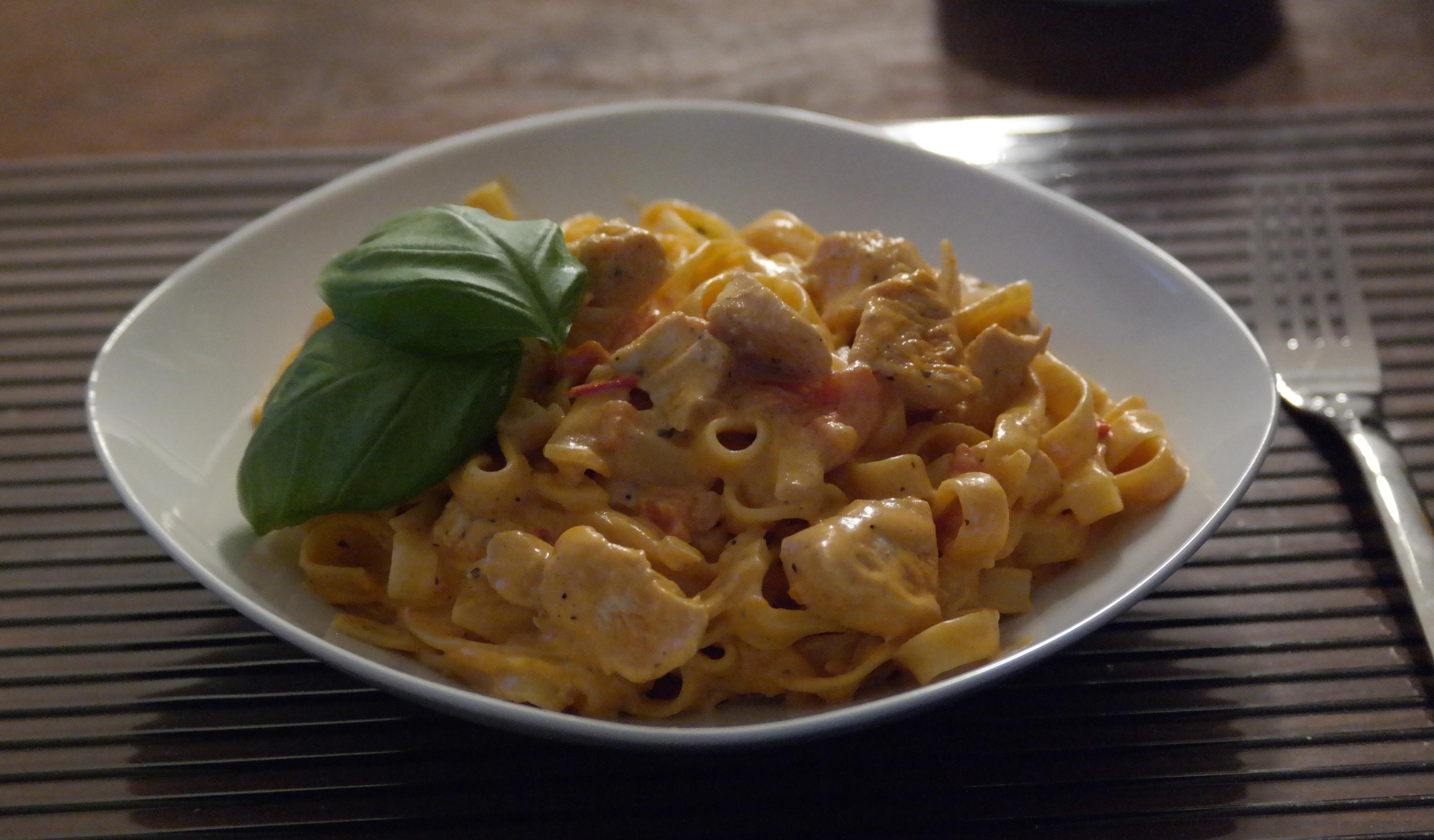 Tagliatelle con Pollo e Tomato - Rezept Von Einsendungen Langanke92