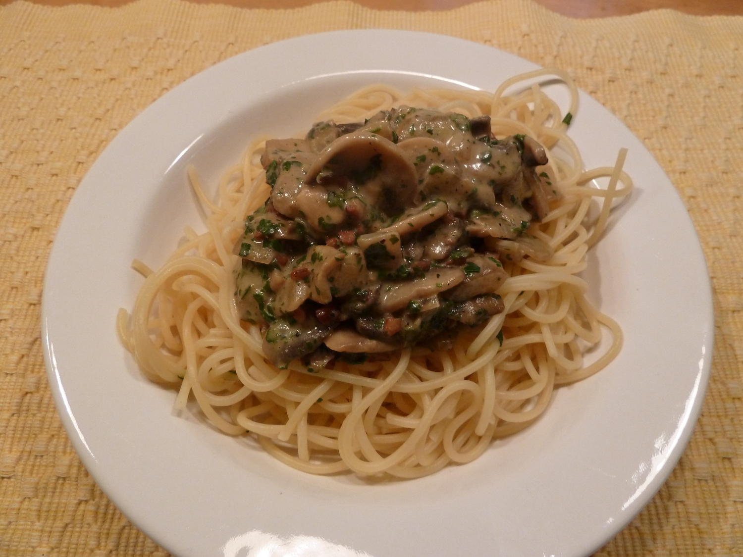 Champignon-Sauce zu Spaghettis - Rezept - kochbar.de